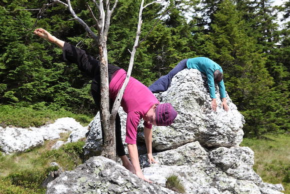 Contact Improvisation Christian, maRia und Maria tanzen und lesen auf einer Stiege