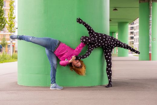 Contact Improvisation Christian, maRia und Maria tanzen und lesen auf einer Stiege